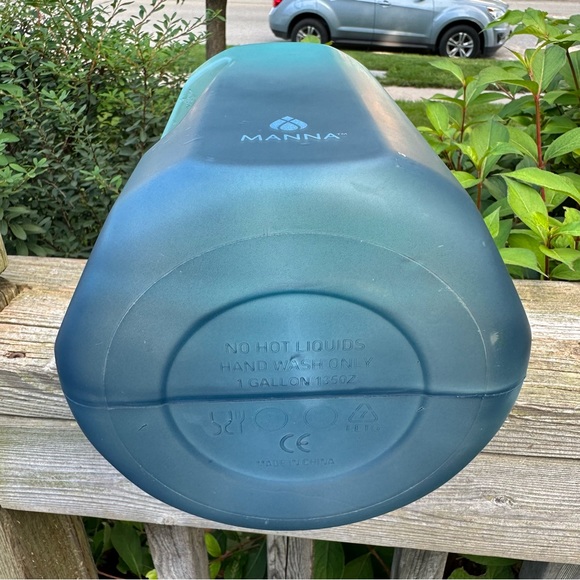 Manna Ombre Motivational Plastic Water Bottle with Leakproof Lid, 3.7-L or 1-Gal - Picture 5 of 6